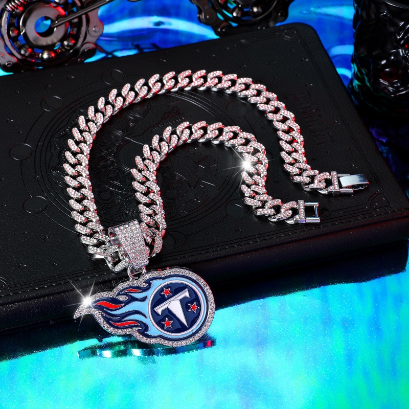 Titans Pendant and Necklace Silver